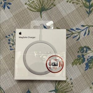 Apple MagSafe Wireless Charger in White